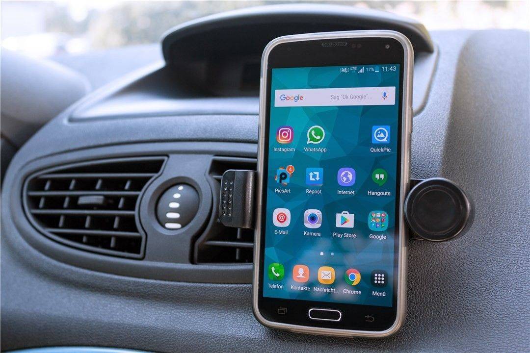 Suport auto universal pentru smartphone cu prindere la ventilatie Goobay