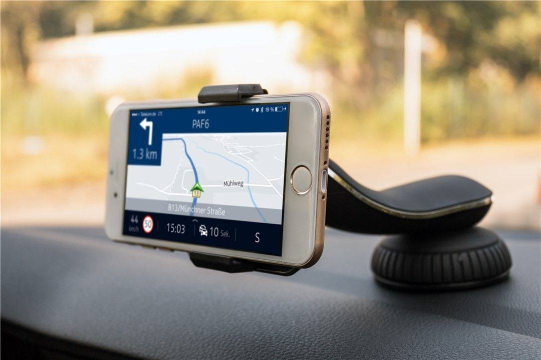 Suport universal auto cu ventuza pentru smartphone Goobay