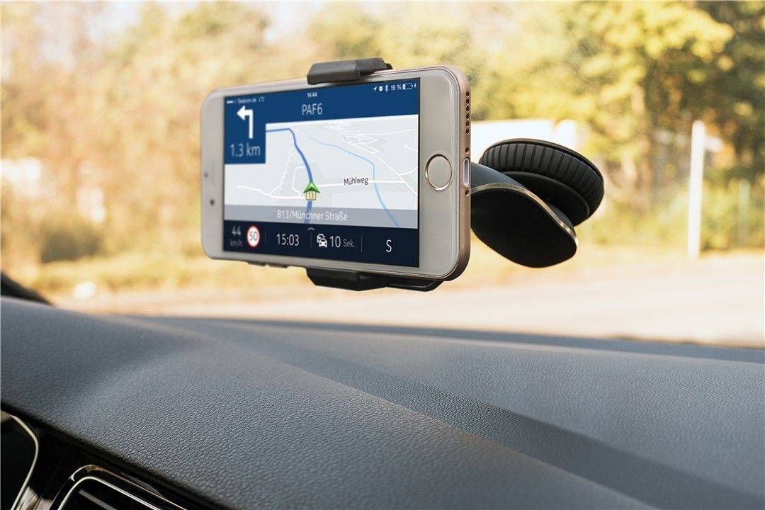 Suport universal auto cu ventuza pentru smartphone Goobay